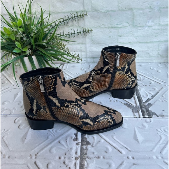 Aquatalia
Faelynn Snakeskin-Embossed Leather Ankle Boots women size 6.5 new - Picture 14 of 16